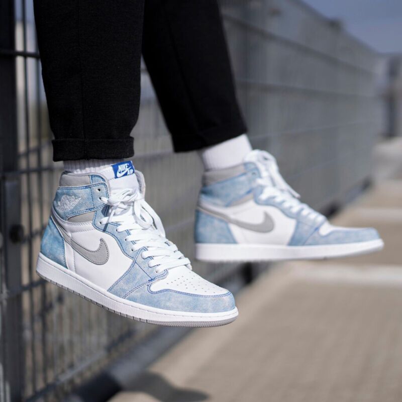 Air Jordan 1 High 'Hyper Royal'