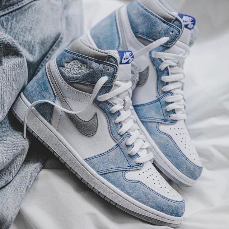 Air Jordan 1 High 'Hyper Royal'