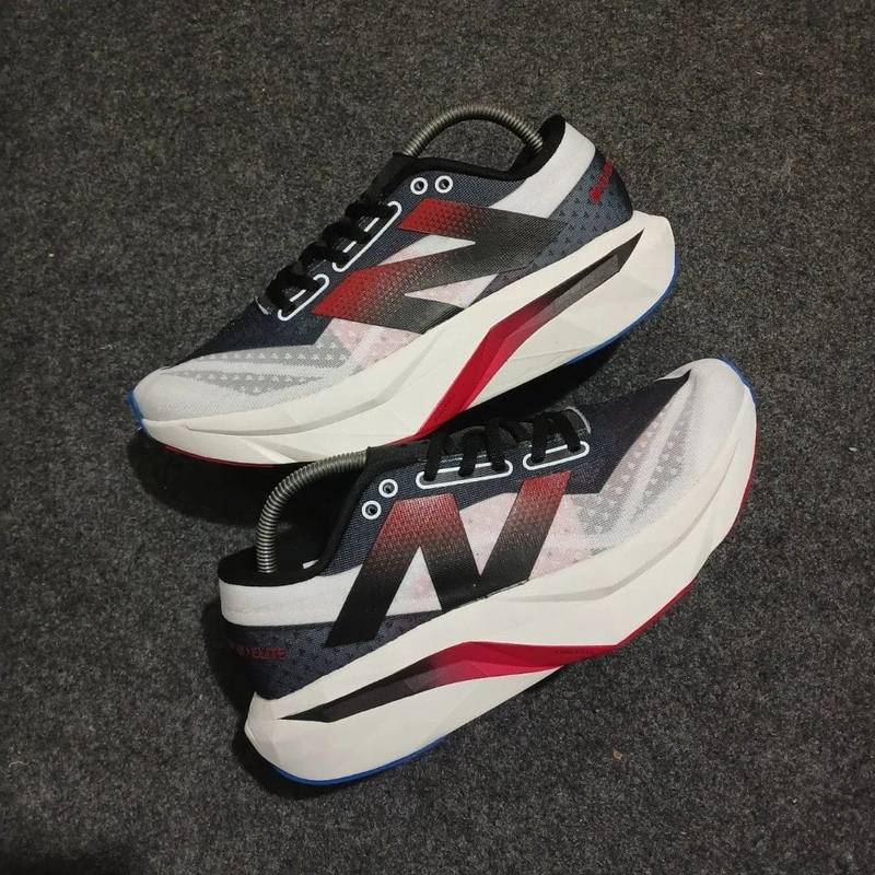 New Balance Fuelcell SC Elite V4